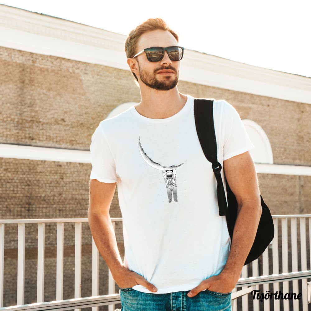 Aya Tutunan Astronot Baskılı Minimalist Uzay Tişörtü
