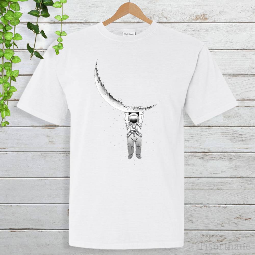 Aya Tutunan Astronot Baskılı Minimalist Uzay Tişörtü