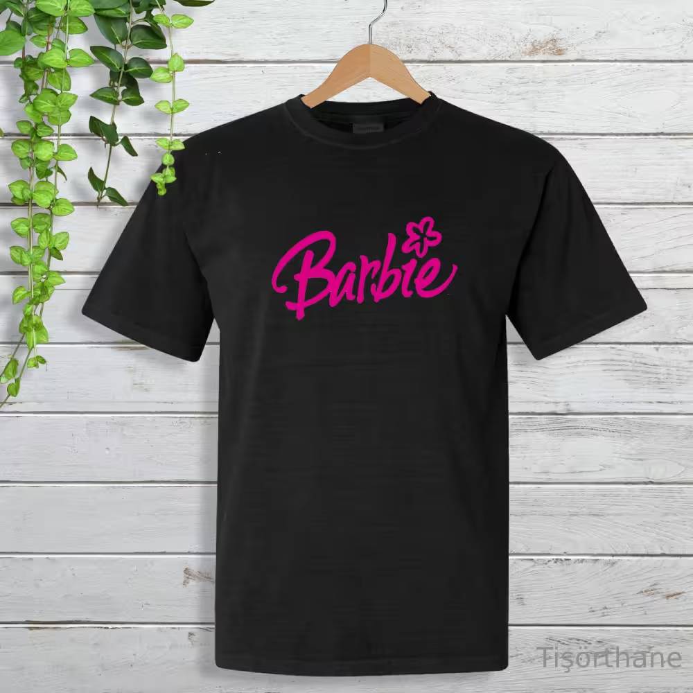 Barbie Tutkunlarına Özel Barbie Yazı Baskılı Tişört