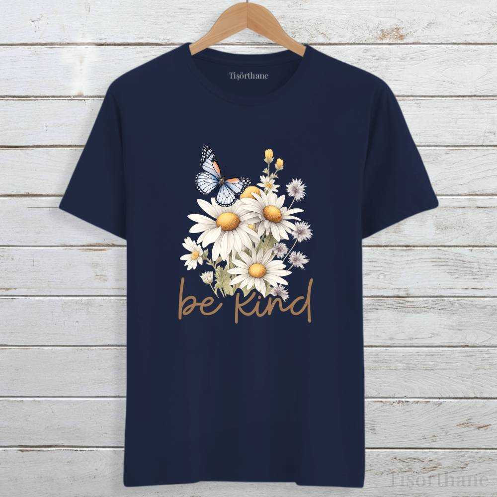 Kelebek ve Papatya Baskılı Kadın Tişörtü