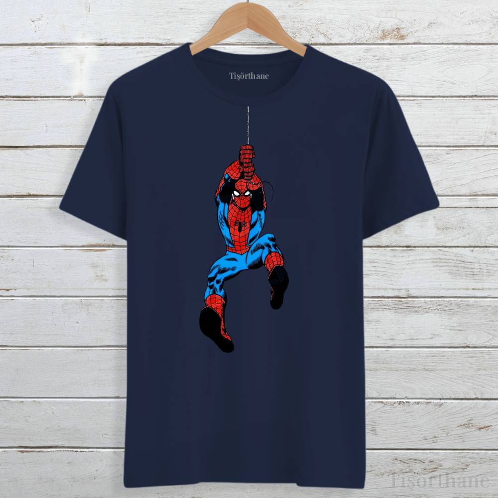 Yakadan Sallanan Örümcek Adam Baskılı Tişört